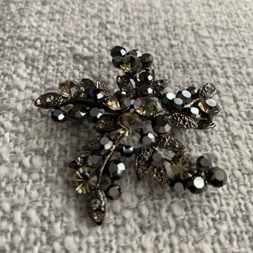 Beautiful black crystal and diamond brooch - Picture 3 of 6